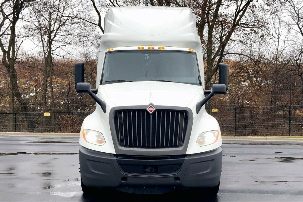 2022 CUM LT625 6×4 Sleeper