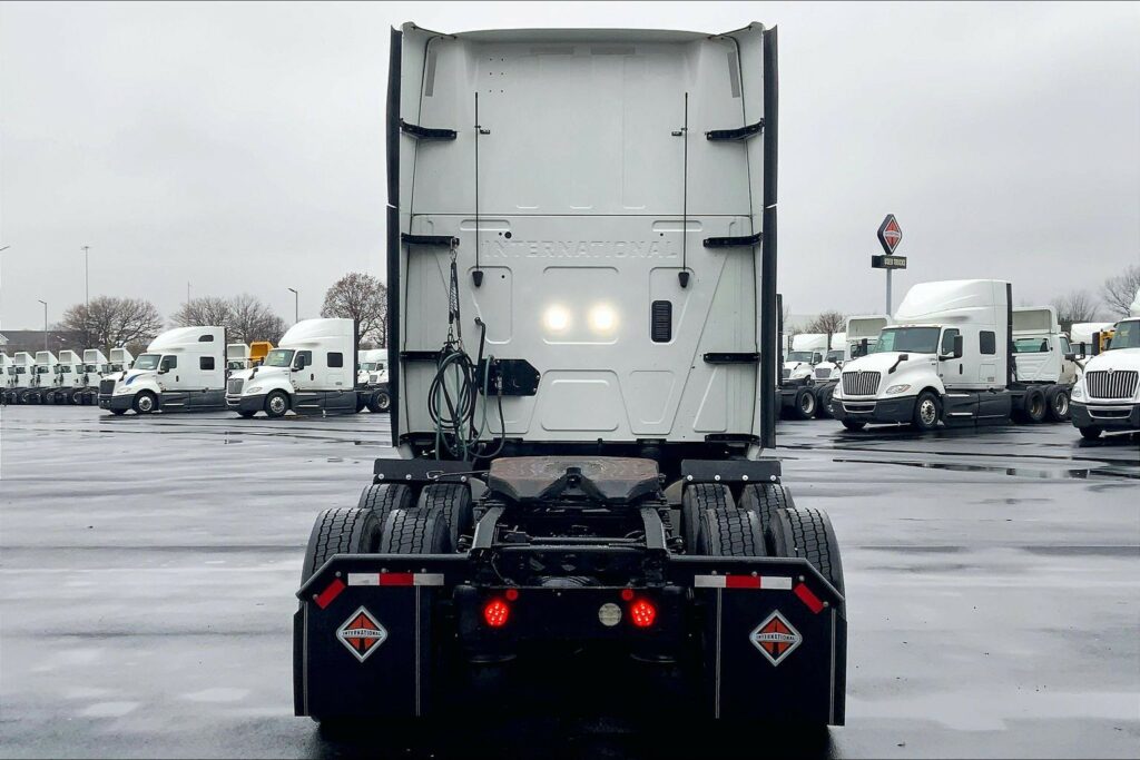 2022 CUM LT625 6×4 Sleeper