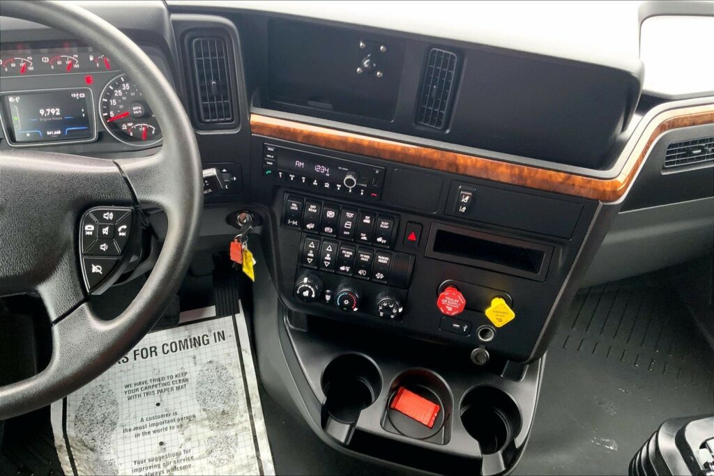 2022 CUM LT625 6×4 Sleeper