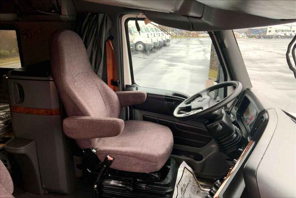 2022 CUM LT625 6×4 Sleeper