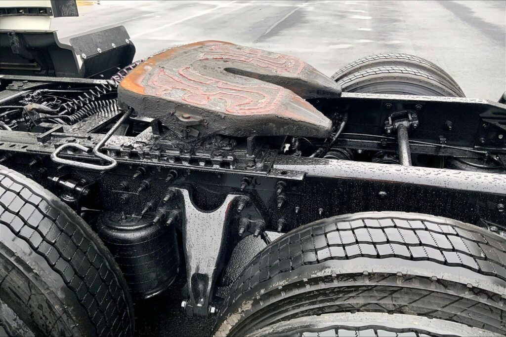 2022 CUM LT625 6×4 Sleeper