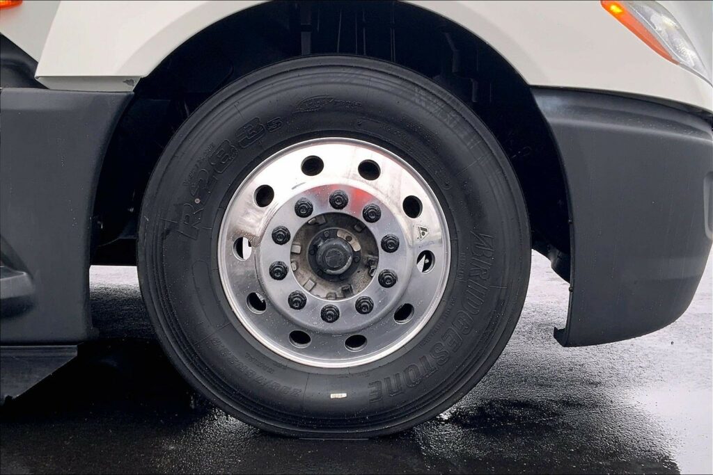 2022 CUM LT625 6×4 Sleeper