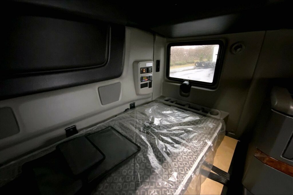 2022 CUM LT625 6×4 Sleeper