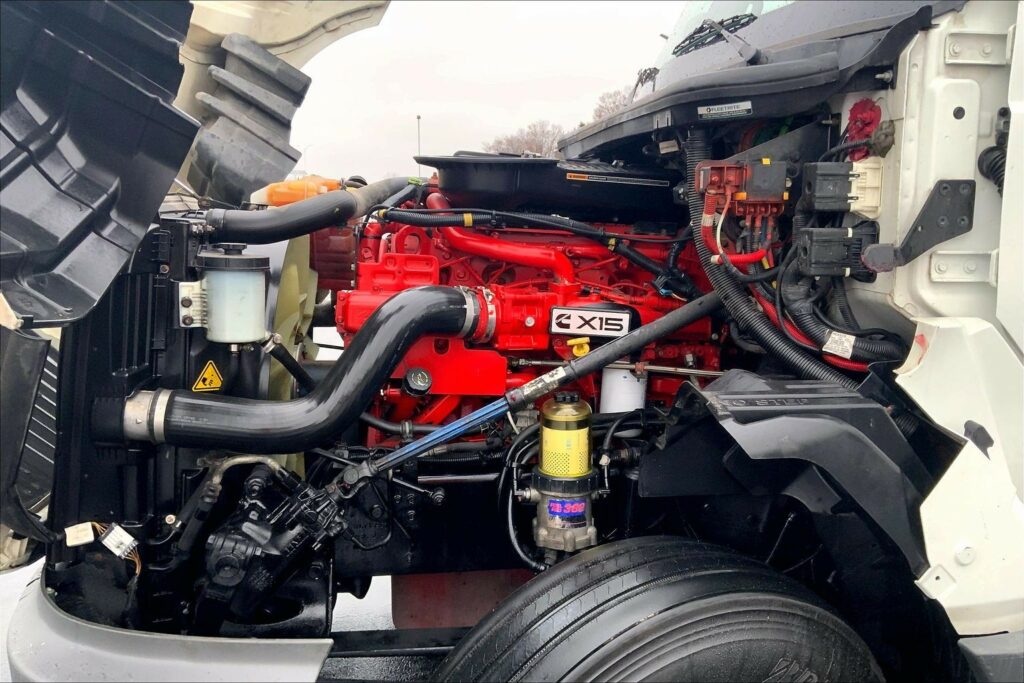 2022 CUM LT625 6×4 Sleeper