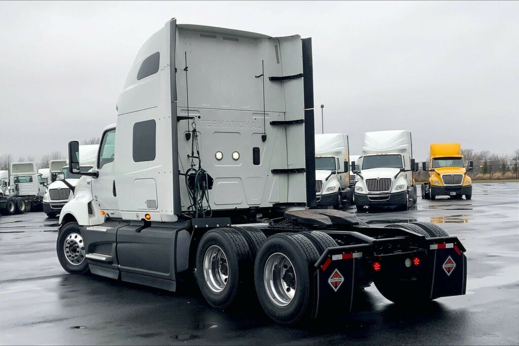 2022 CUM LT625 6×4 Sleeper