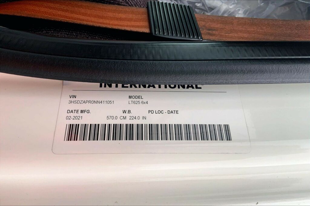 2022 CUM LT625 6×4 Sleeper