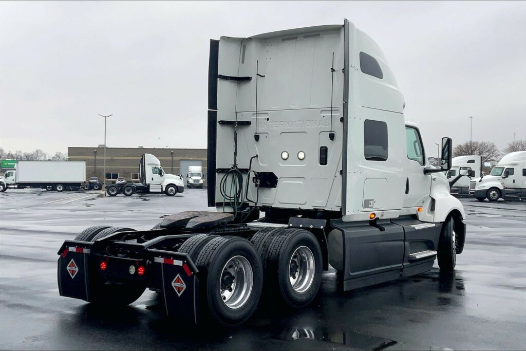 2022 CUM LT625 6×4 Sleeper