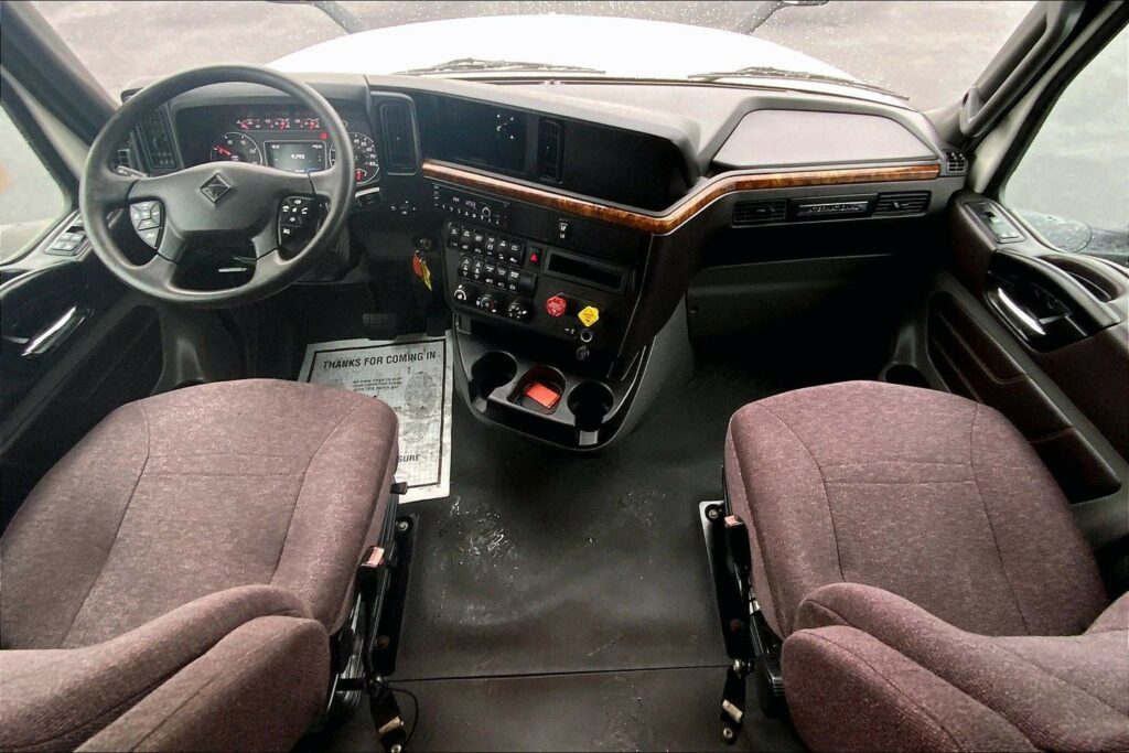 2022 CUM LT625 6×4 Sleeper