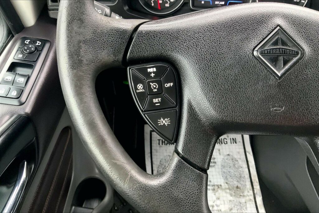 2022 CUM LT625 6×4 Sleeper