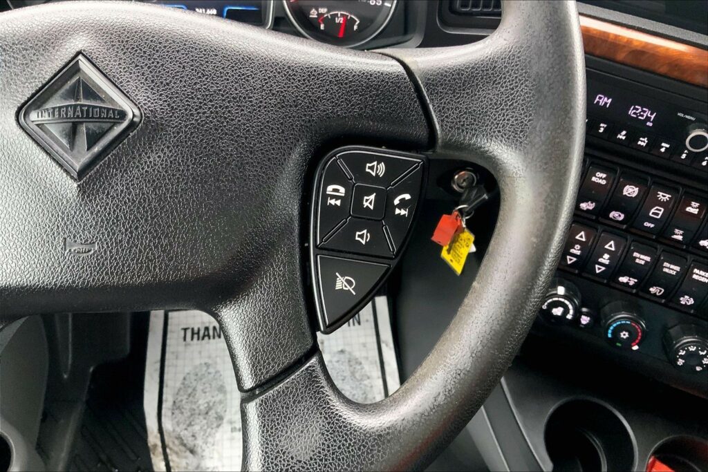 2022 CUM LT625 6×4 Sleeper