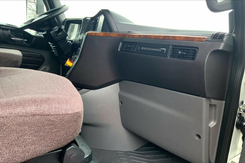 2022 CUM LT625 6×4 Sleeper