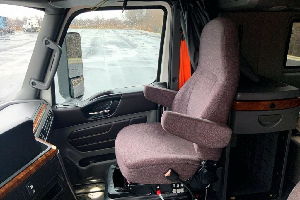 2022 CUM LT625 6×4 Sleeper