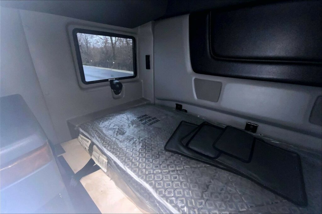 2022 CUM LT625 6×4 Sleeper