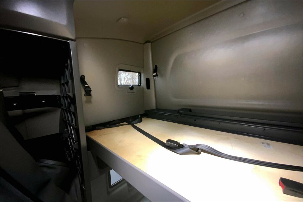 2022 CUM LT625 6×4 Sleeper