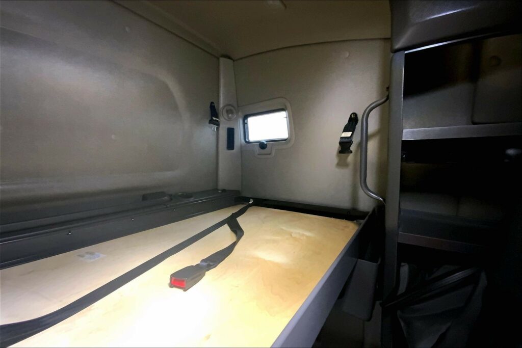 2022 CUM LT625 6×4 Sleeper