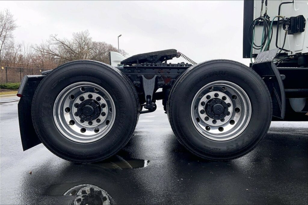 2022 CUM LT625 6×4 Sleeper