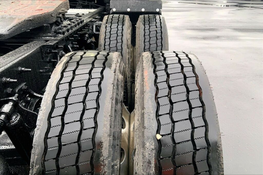 2022 CUM LT625 6×4 Sleeper