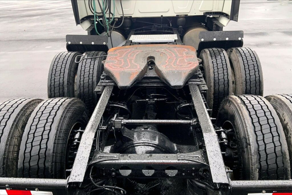 2022 CUM LT625 6×4 Sleeper