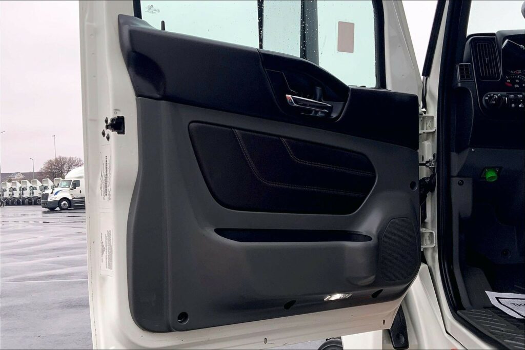 2022 CUM LT625 6×4 Sleeper