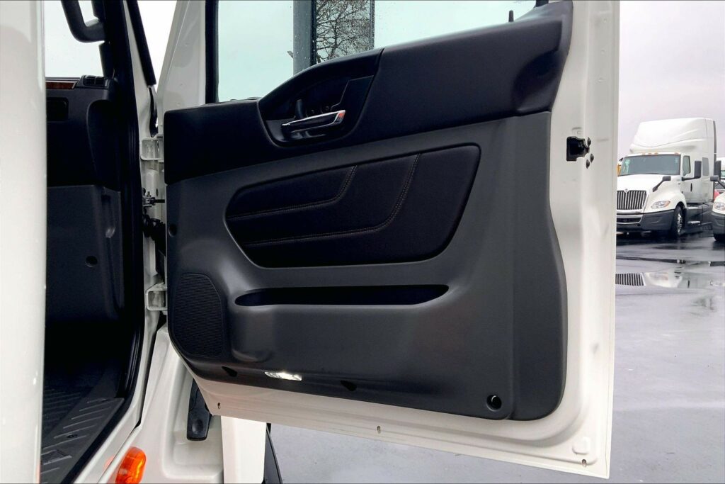 2022 CUM LT625 6×4 Sleeper