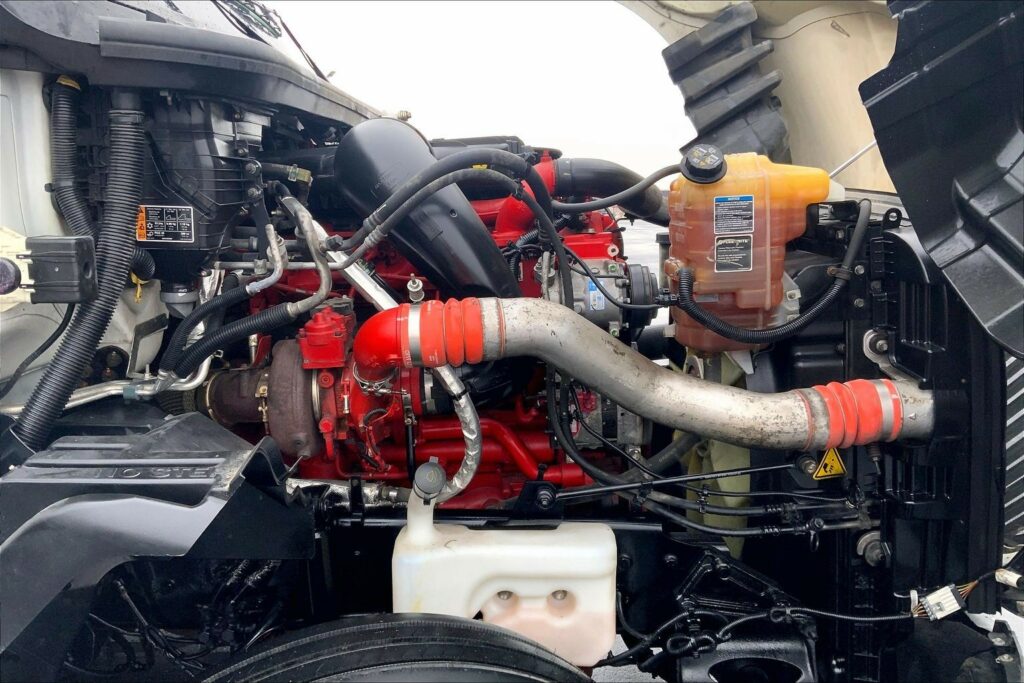 2022 CUM LT625 6×4 Sleeper