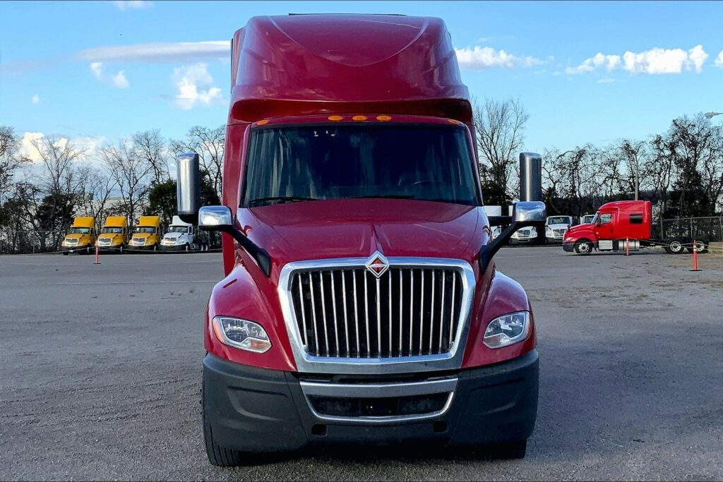 2022 CUM LT625 6×4 Sleeper