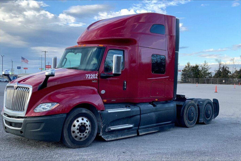 2022 CUM LT625 6×4 Sleeper