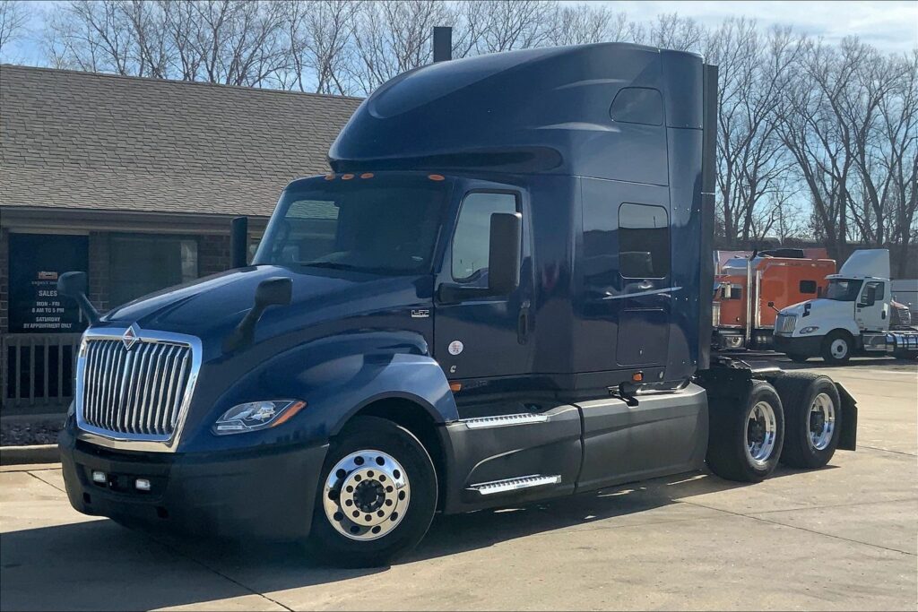 2022 CUM LT625 6×4 Sleeper