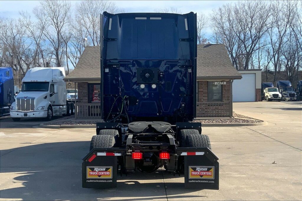 2022 CUM LT625 6×4 Sleeper