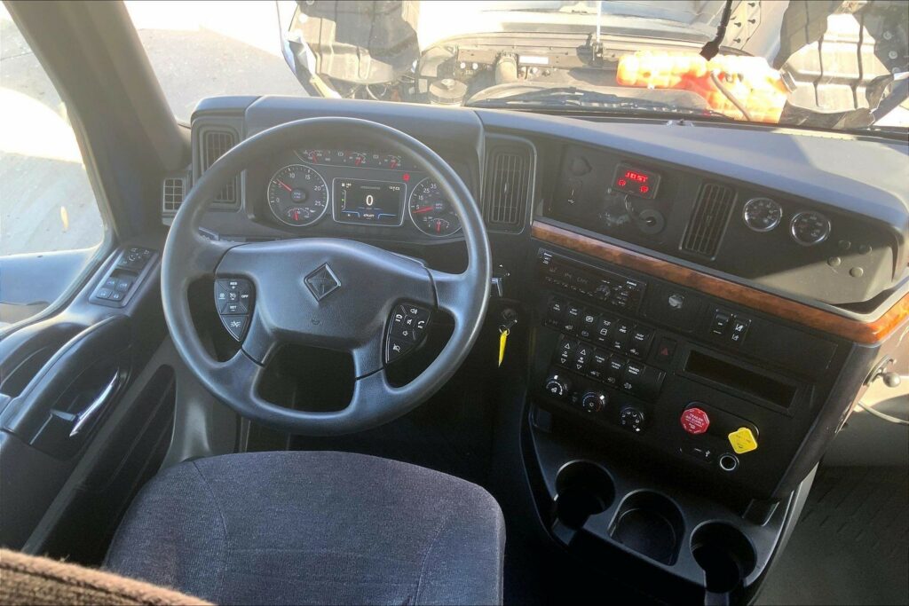 2022 CUM LT625 6×4 Sleeper