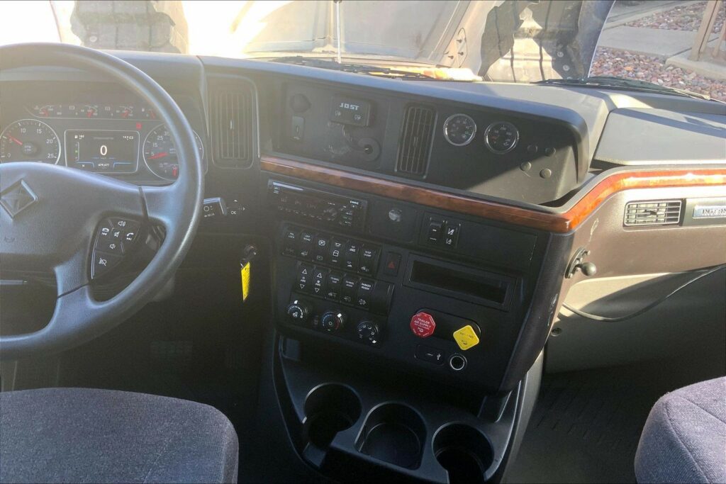 2022 CUM LT625 6×4 Sleeper