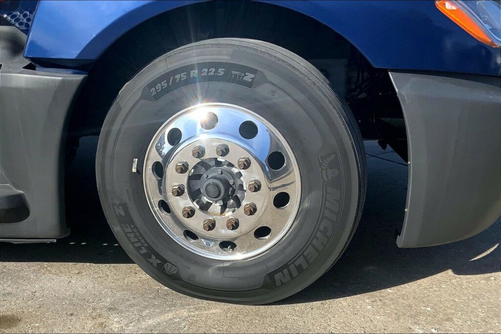 2022 CUM LT625 6×4 Sleeper