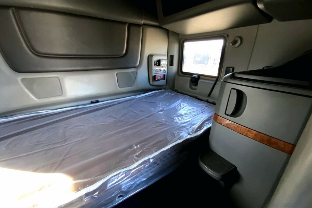 2022 CUM LT625 6×4 Sleeper