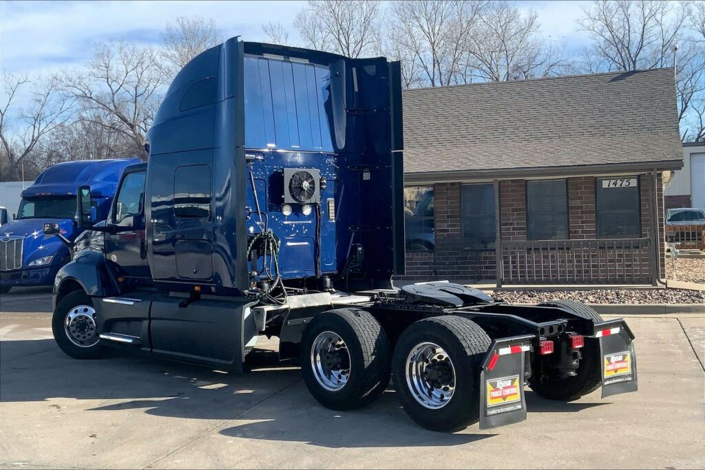 2022 CUM LT625 6×4 Sleeper