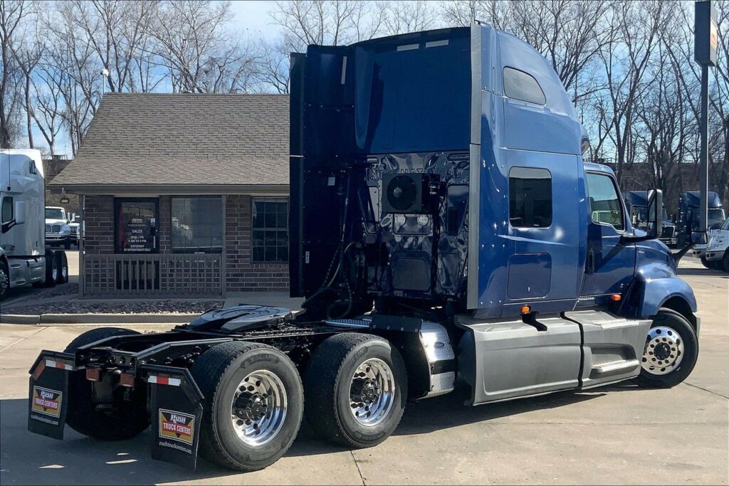 2022 CUM LT625 6×4 Sleeper