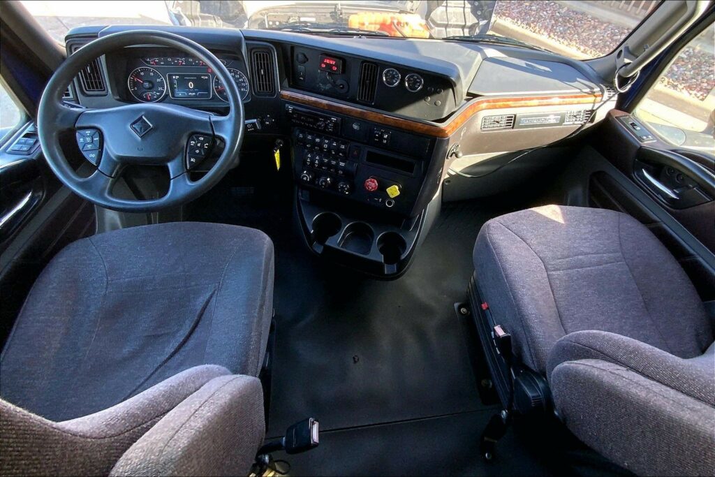 2022 CUM LT625 6×4 Sleeper