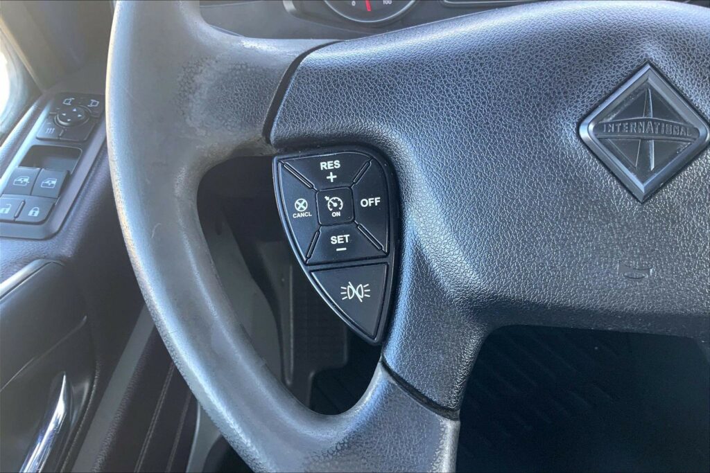 2022 CUM LT625 6×4 Sleeper