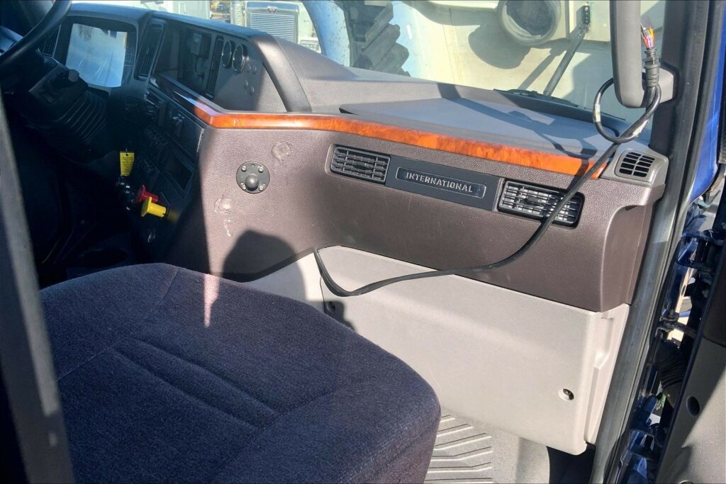 2022 CUM LT625 6×4 Sleeper