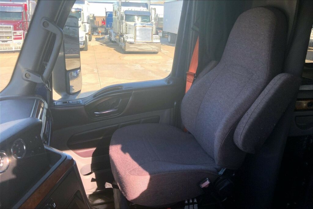 2022 CUM LT625 6×4 Sleeper