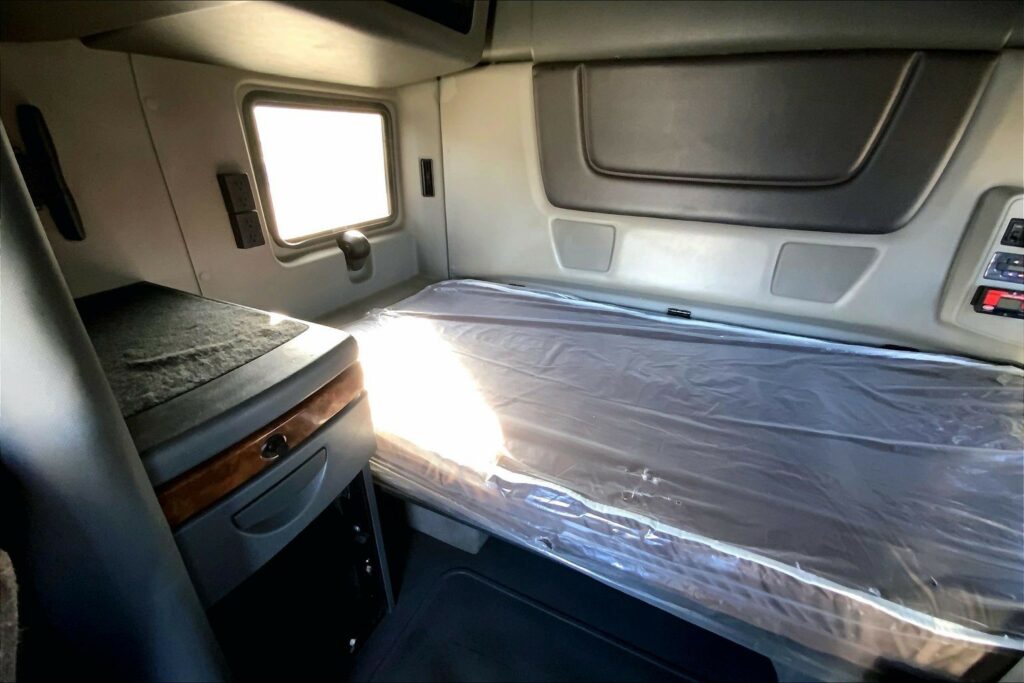 2022 CUM LT625 6×4 Sleeper