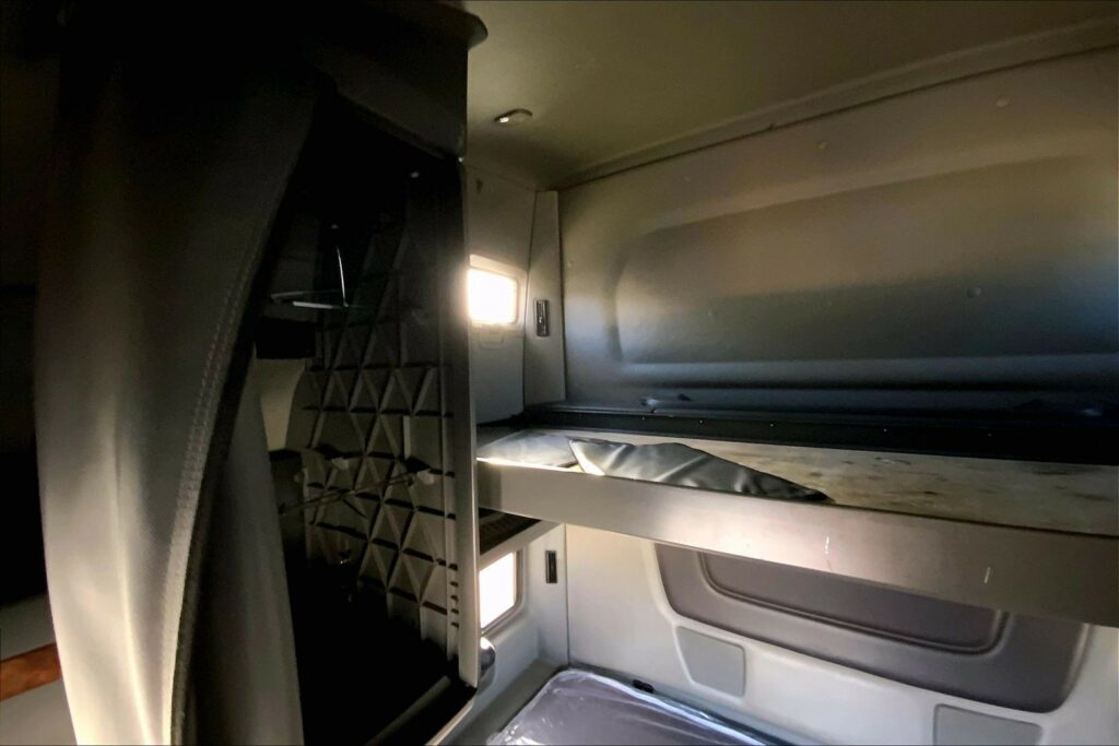 2022 CUM LT625 6×4 Sleeper