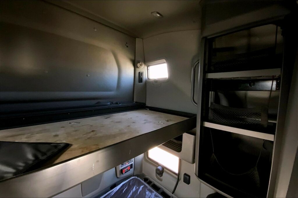 2022 CUM LT625 6×4 Sleeper