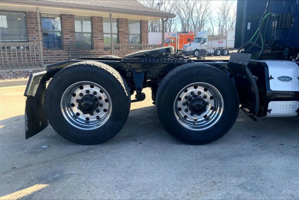 2022 CUM LT625 6×4 Sleeper