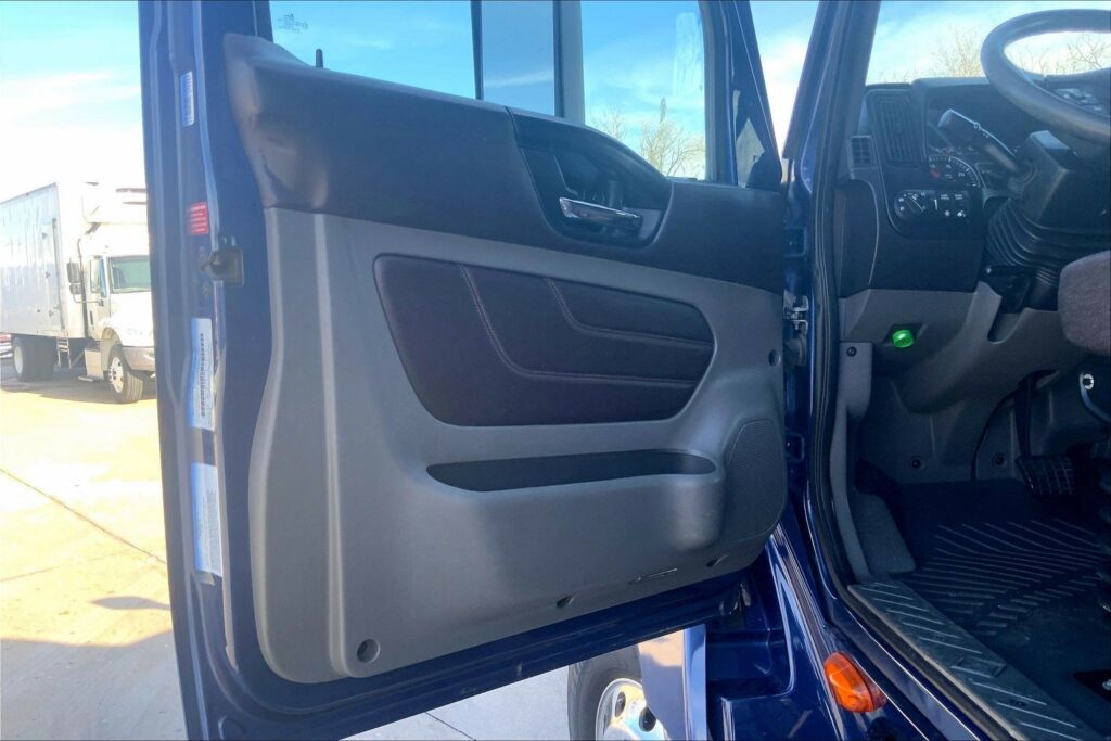 2022 CUM LT625 6×4 Sleeper