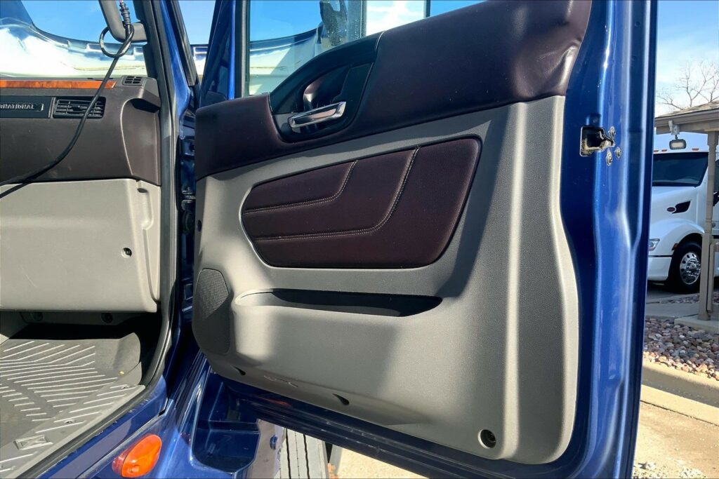 2022 CUM LT625 6×4 Sleeper