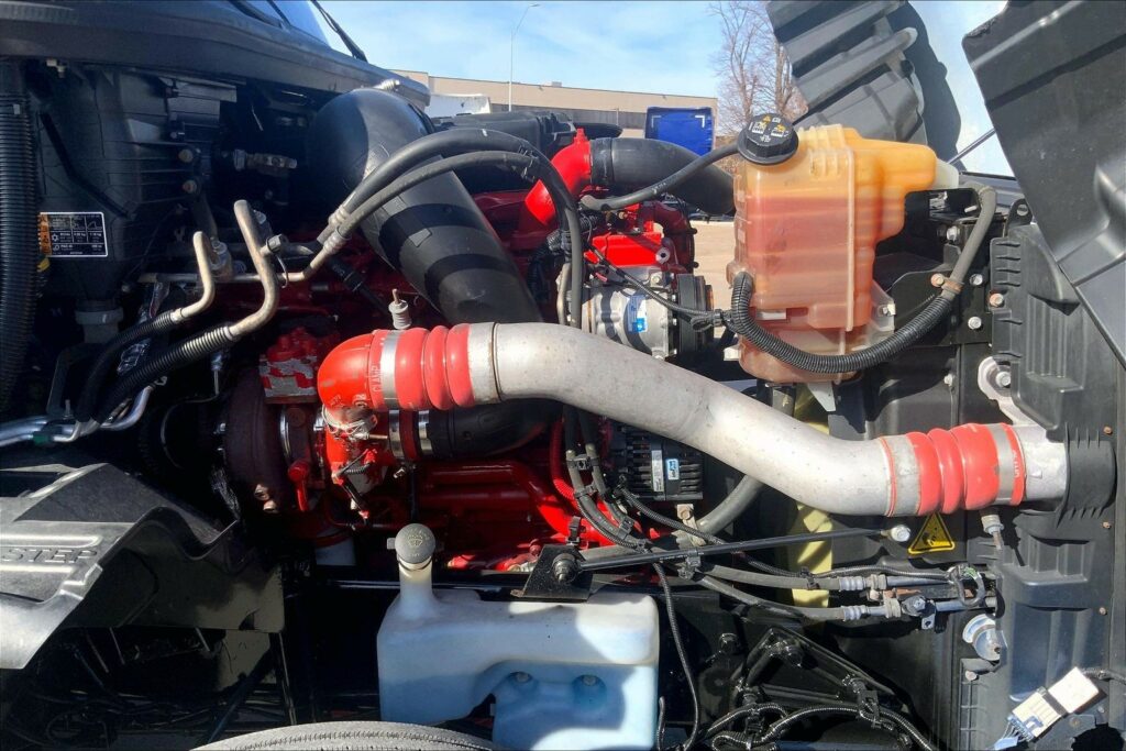 2022 CUM LT625 6×4 Sleeper