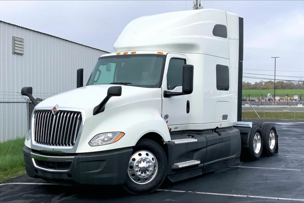 2023 CUM LT625 6X4 Sleeper