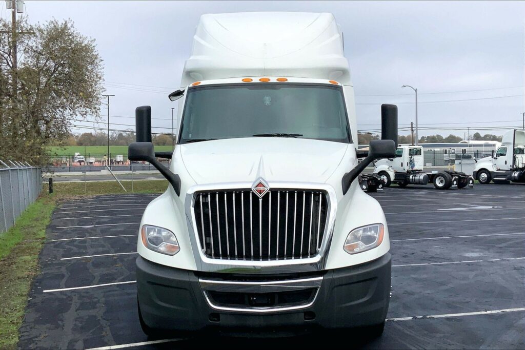 2023 CUM LT625 6X4 Sleeper