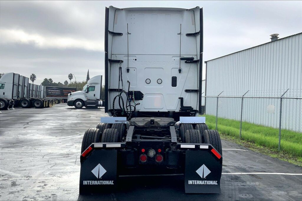 2023 CUM LT625 6X4 Sleeper