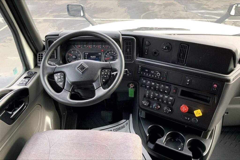 2023 CUM LT625 6X4 Sleeper